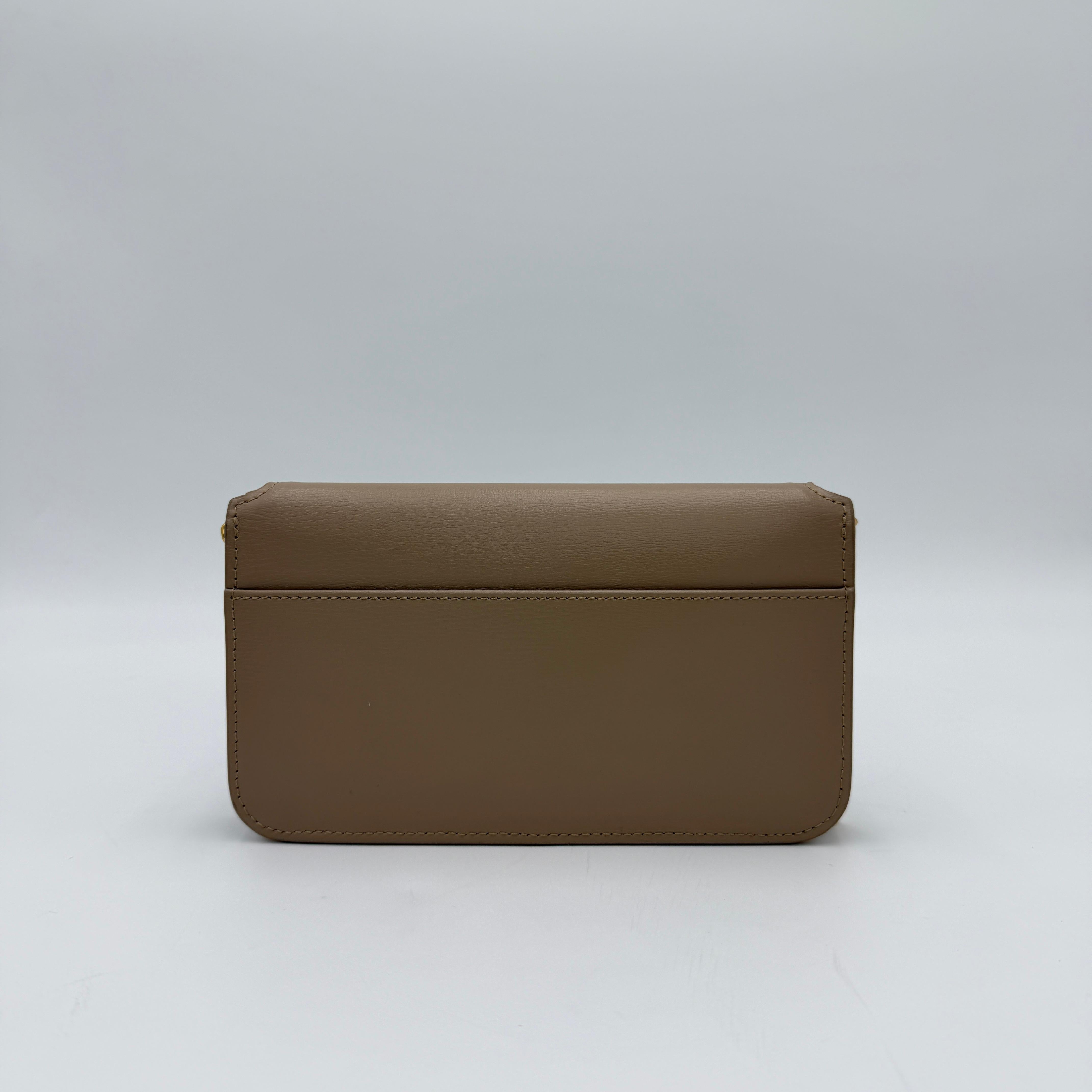 Bolso clutch con monograma New Pouch de Saint Laurent
