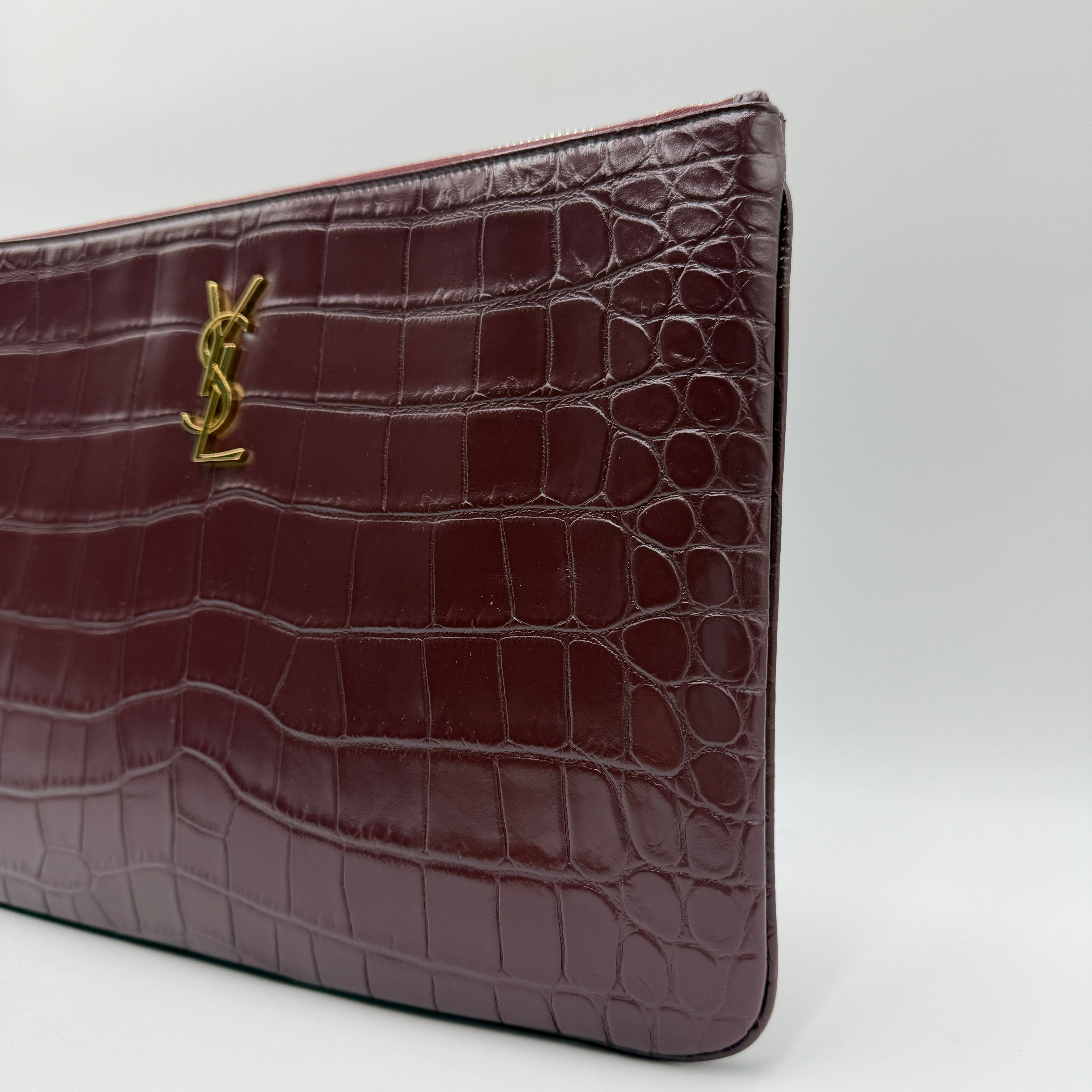 Bolso clutch con monograma New Pouch de Saint Laurent