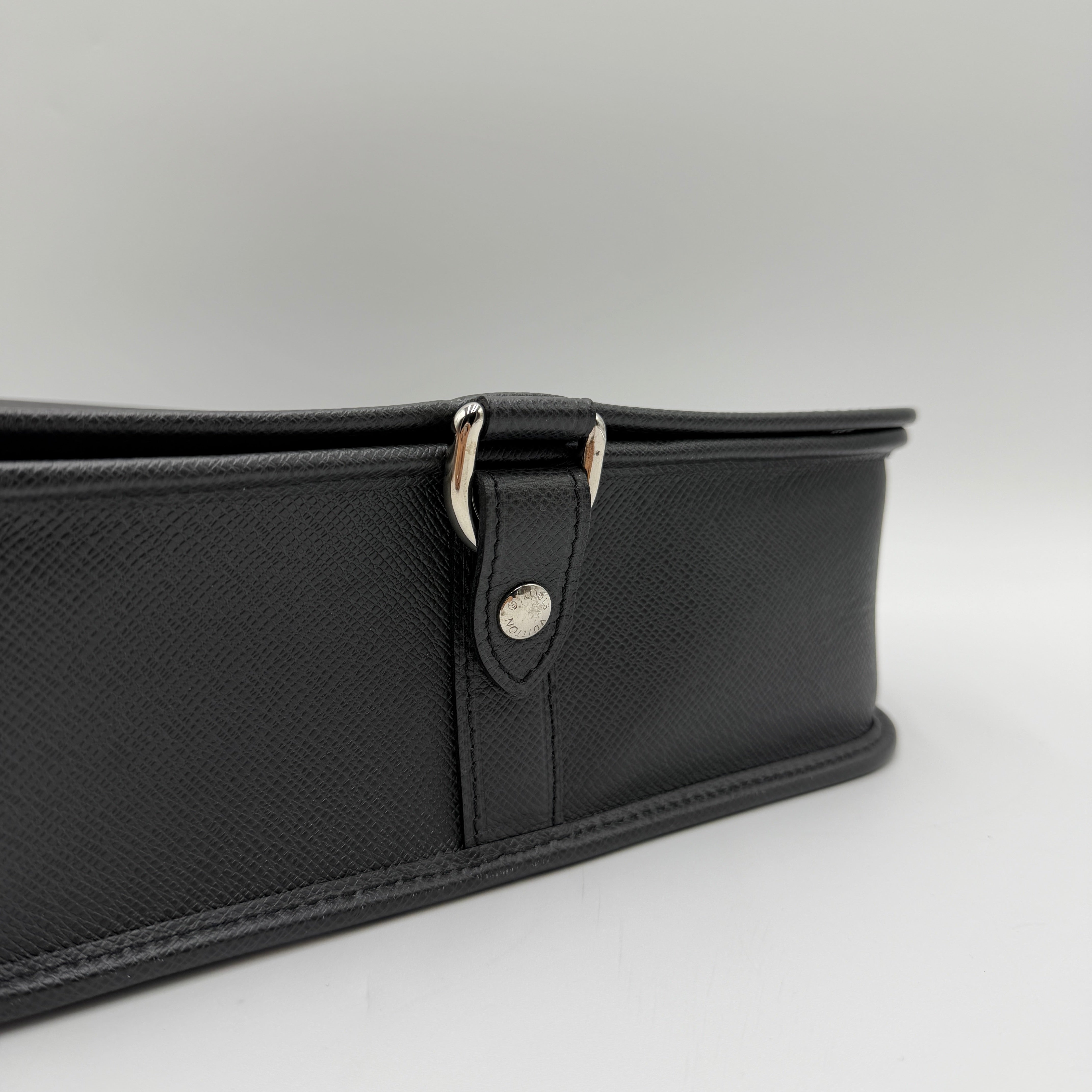 Louis Vuitton Taiga Andrei
