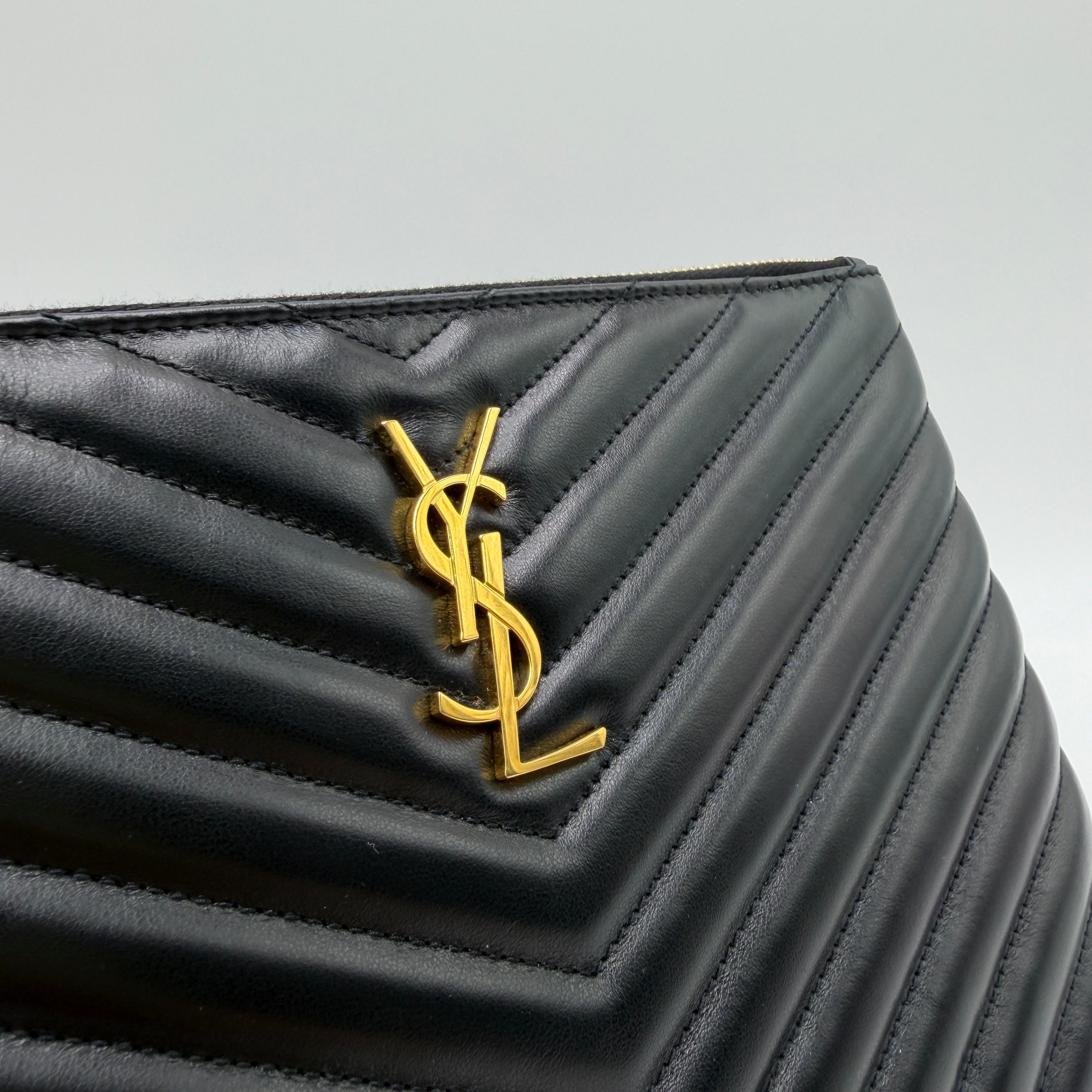 Bolso clutch con monograma New Pouch de Saint Laurent