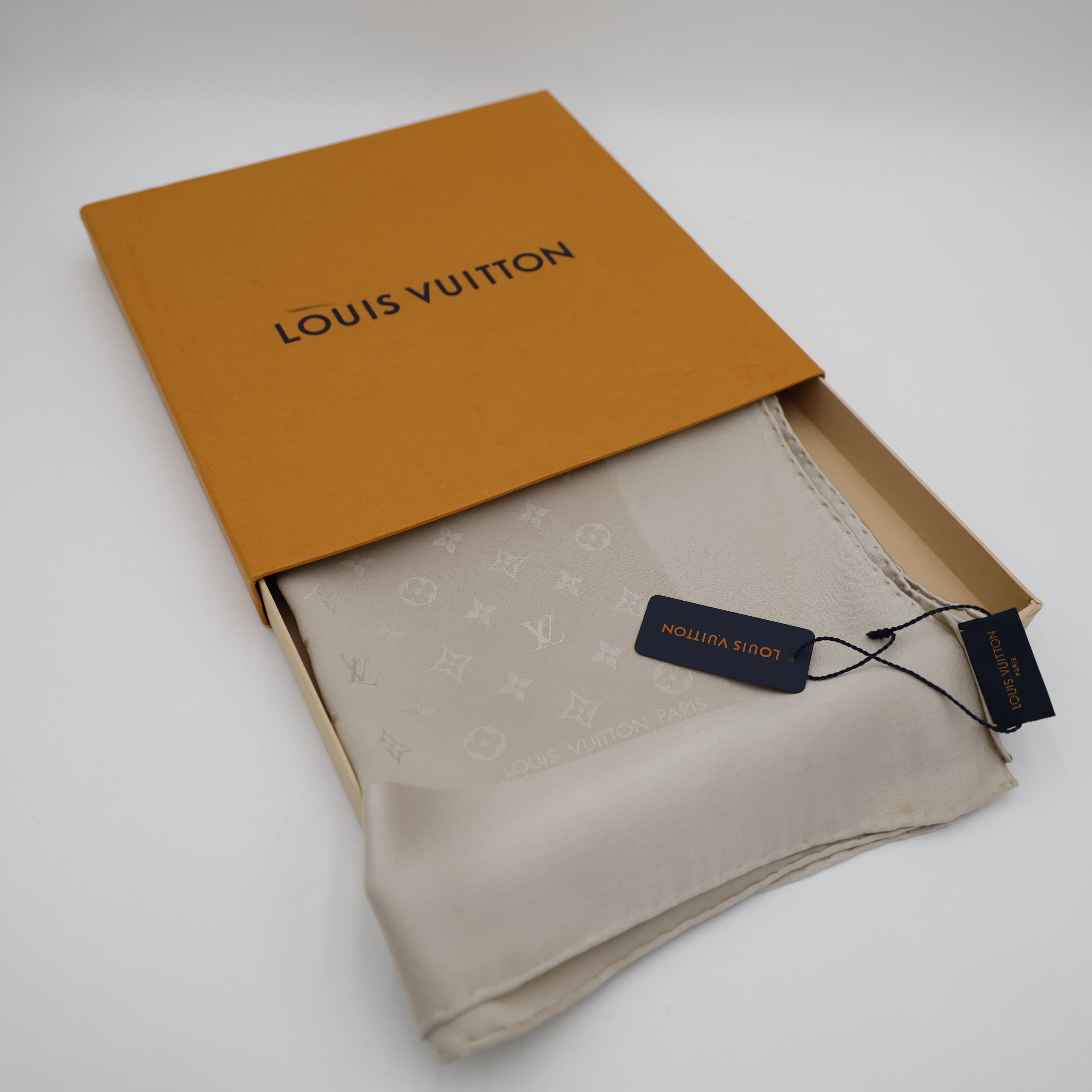 Louis Vuitton Lenço Monogram