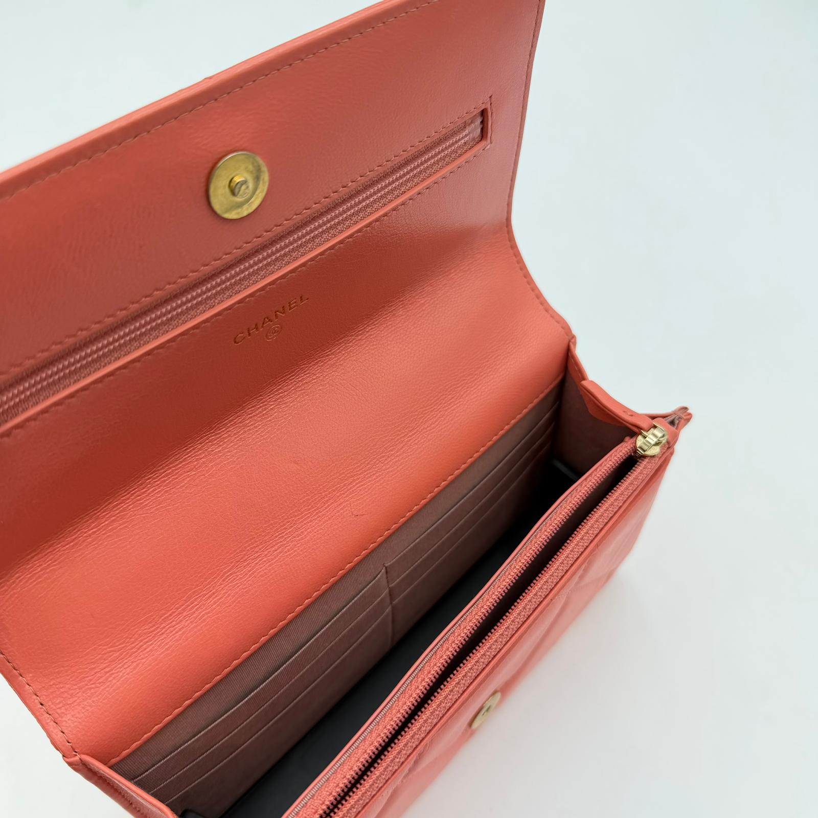 Chanel 19 WOC