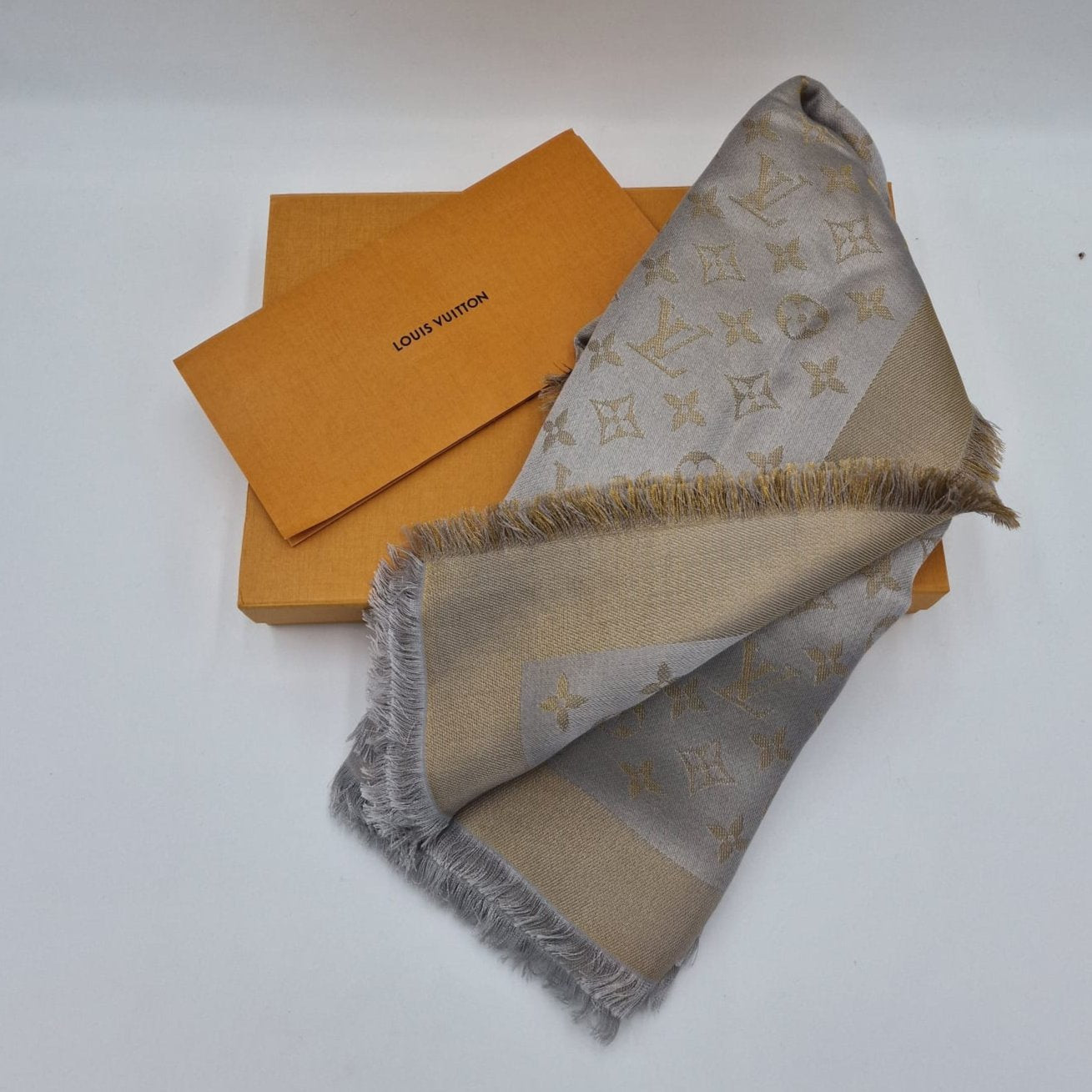 Louis Vuitton Chal Monogram Shine Gris