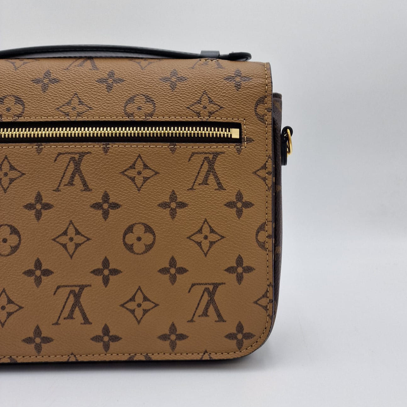 Louis Vuitton Pochette Métis Monogram Reverse