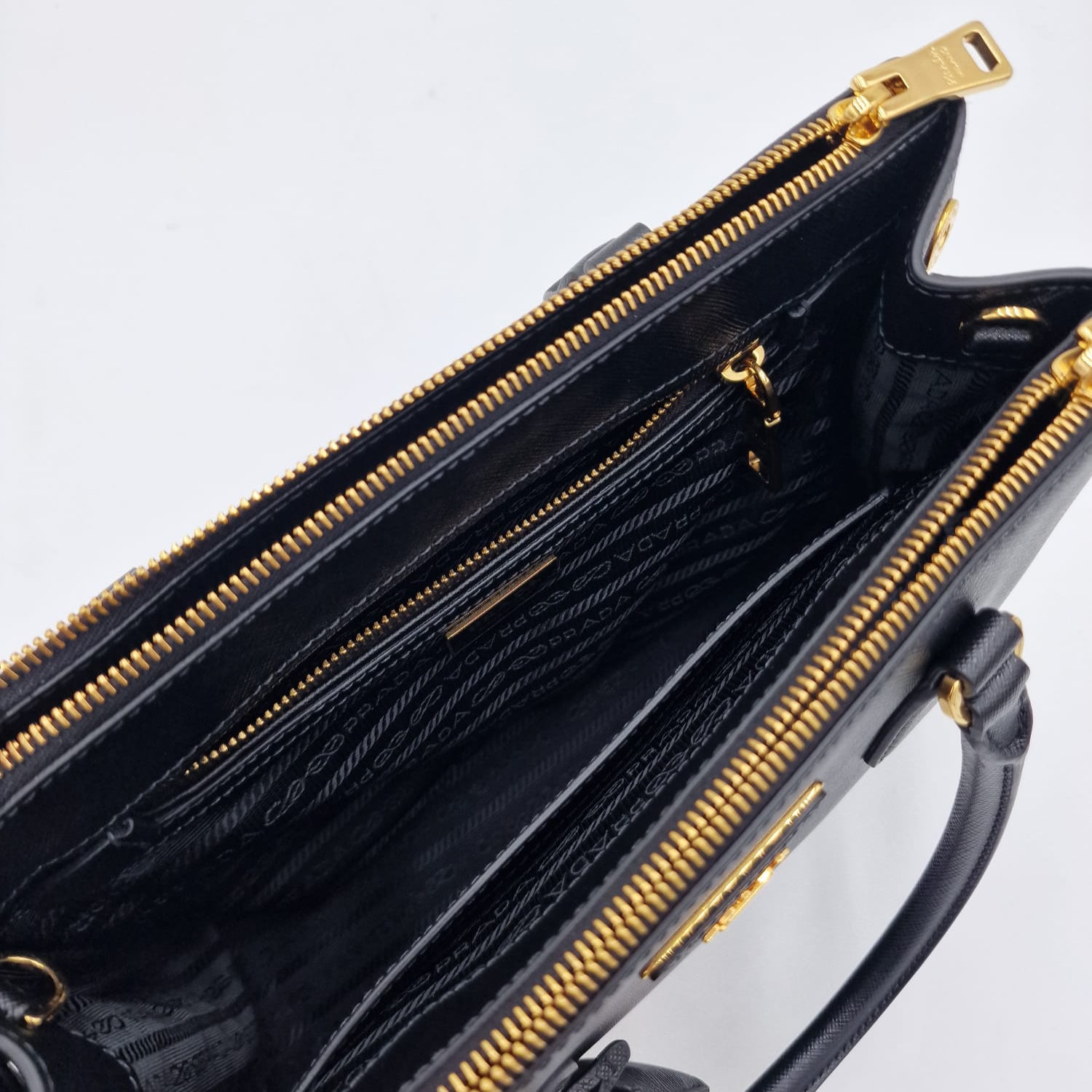 Prada Galleria Saffiano Cuero Medio Negro