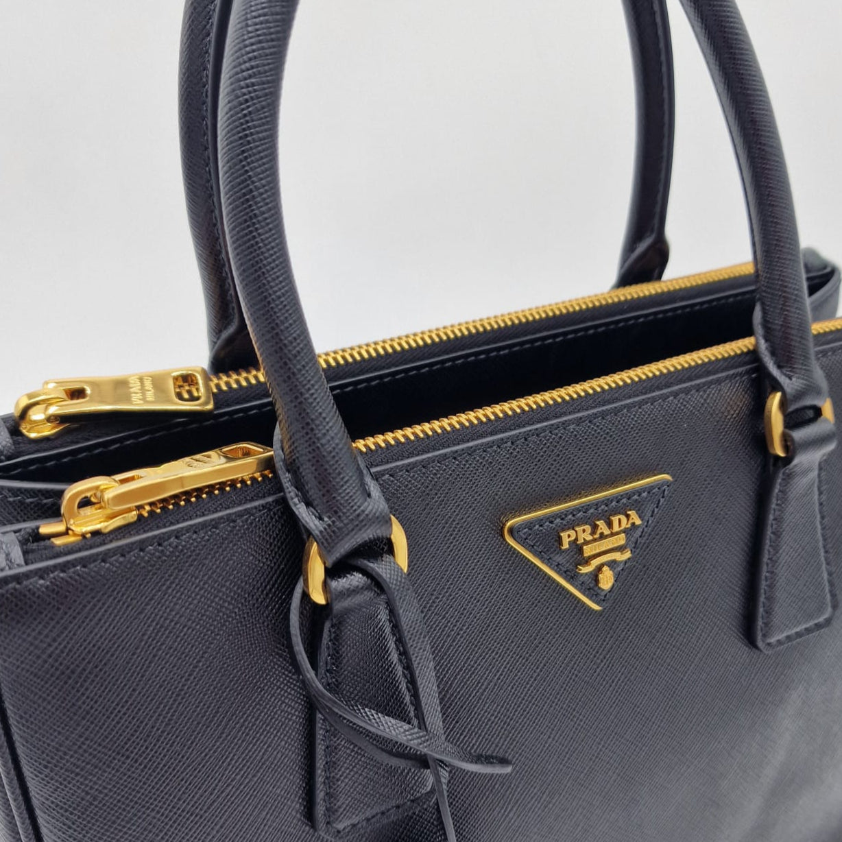 Prada Galleria Saffiano Cuero Medio Negro