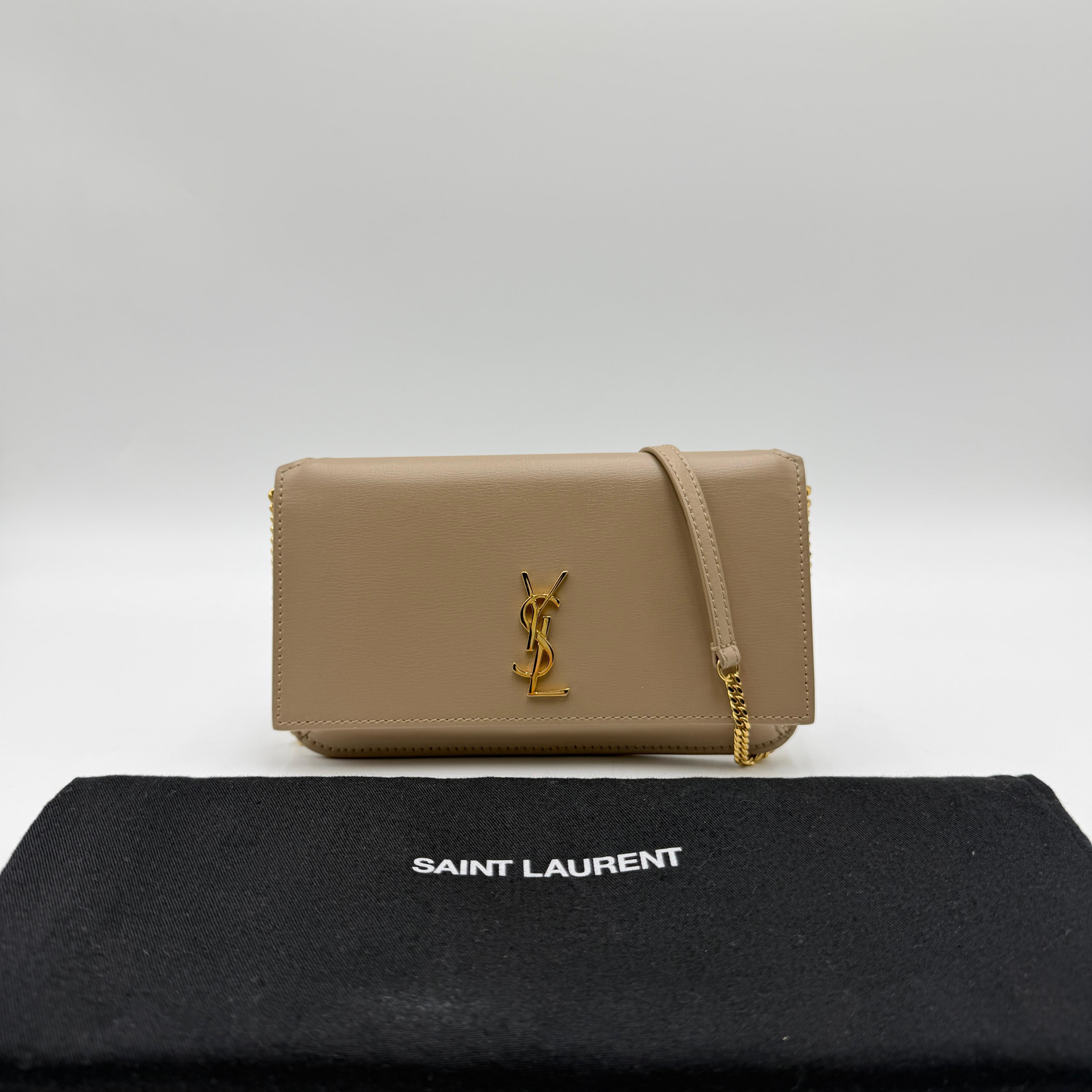 Bolso clutch con monograma New Pouch de Saint Laurent
