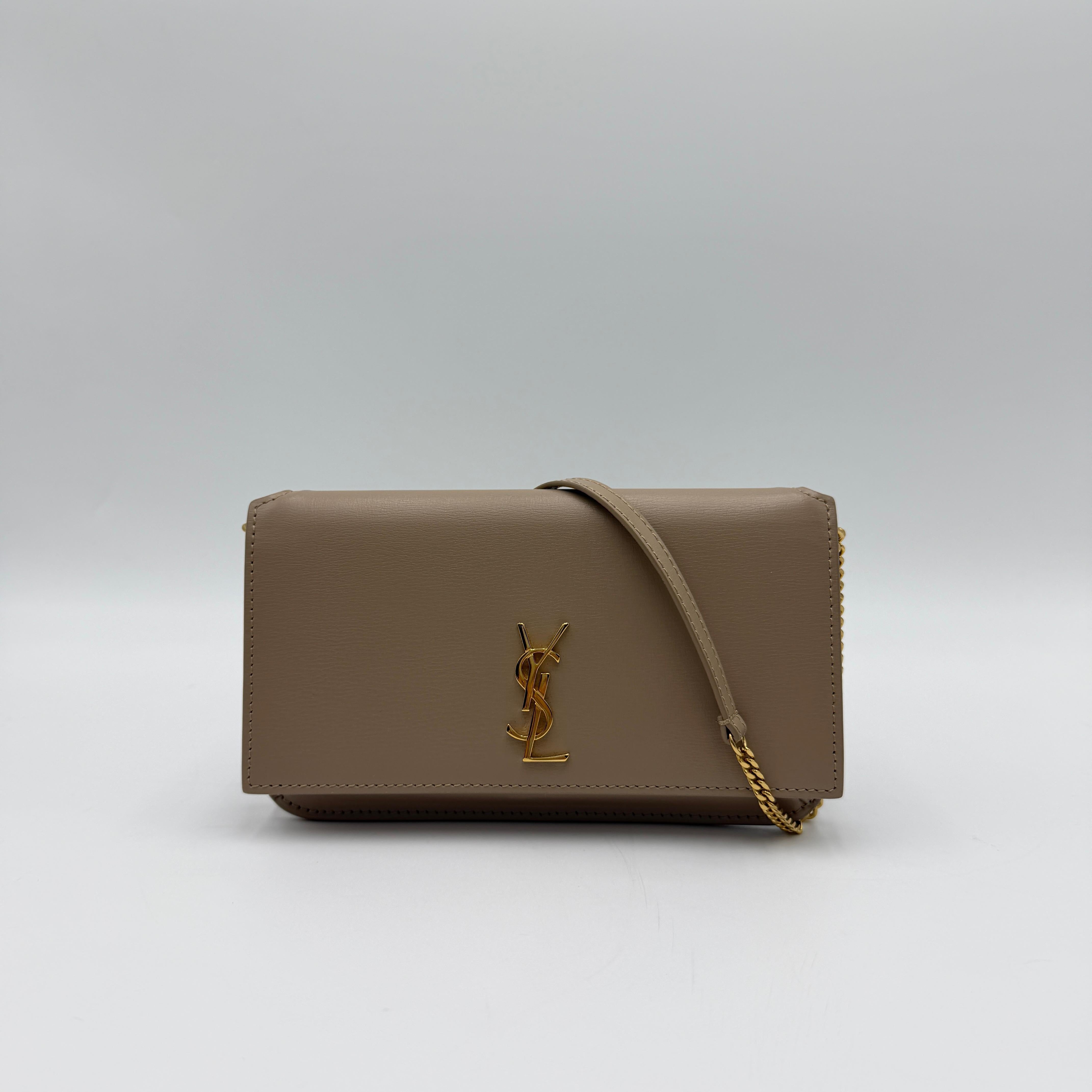 Bolso clutch con monograma New Pouch de Saint Laurent