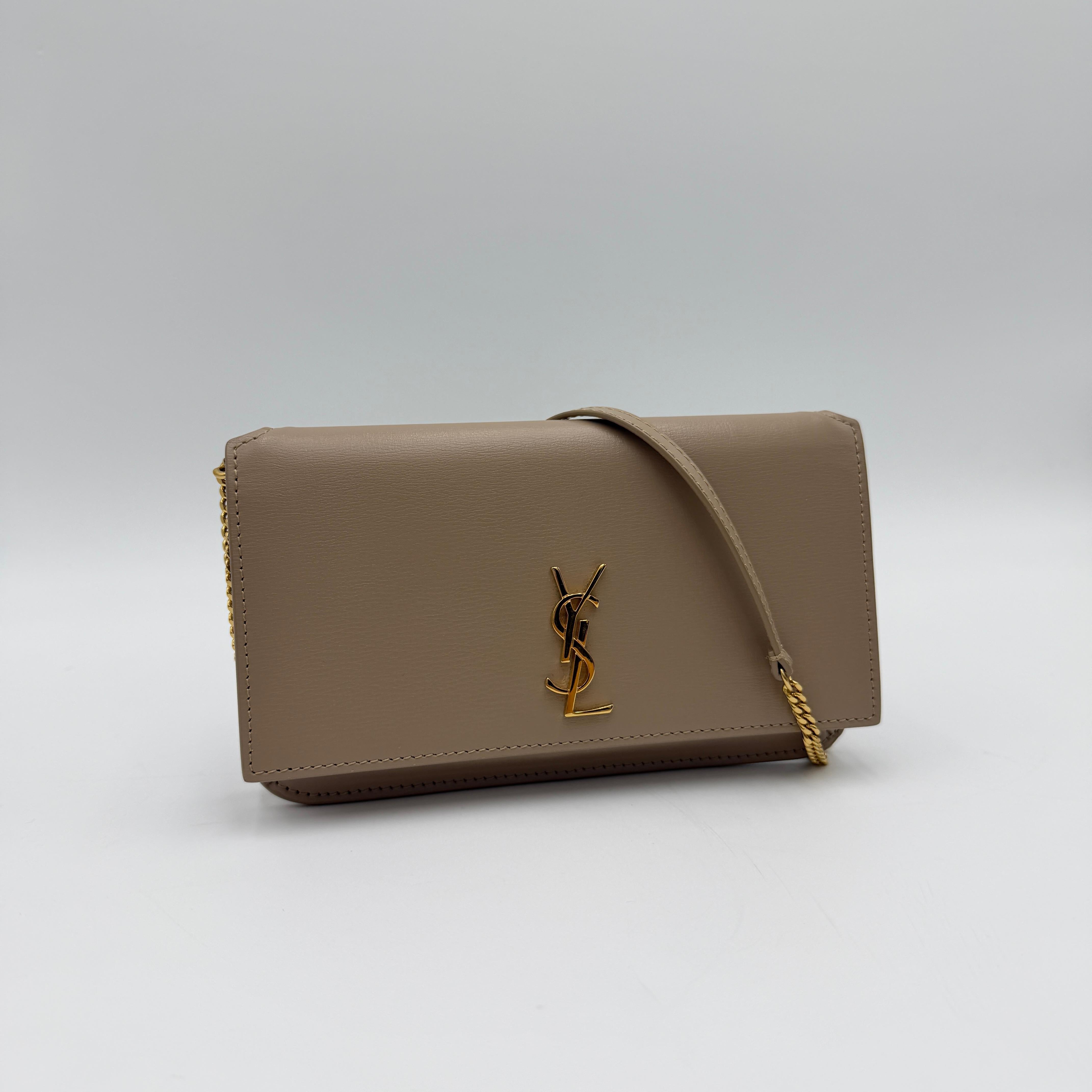 Bolso clutch con monograma New Pouch de Saint Laurent