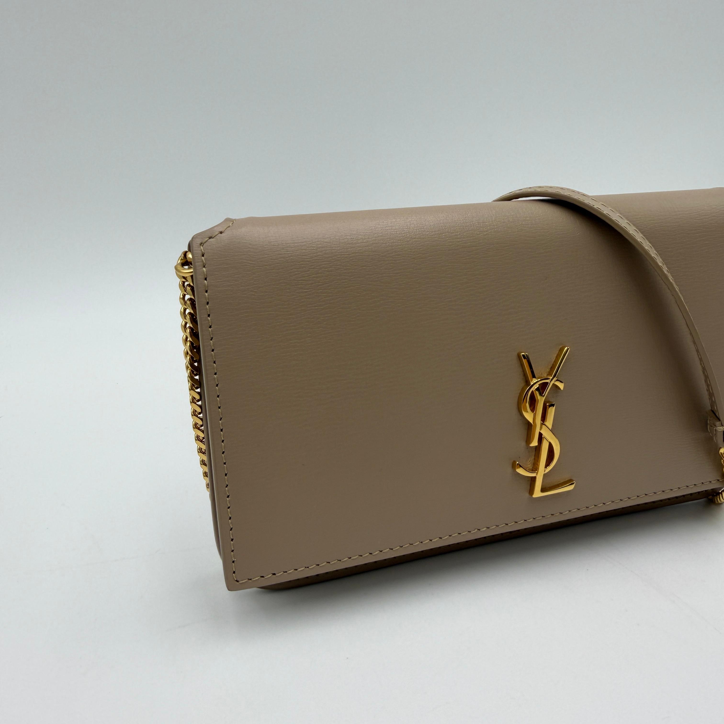 Bolso clutch con monograma New Pouch de Saint Laurent