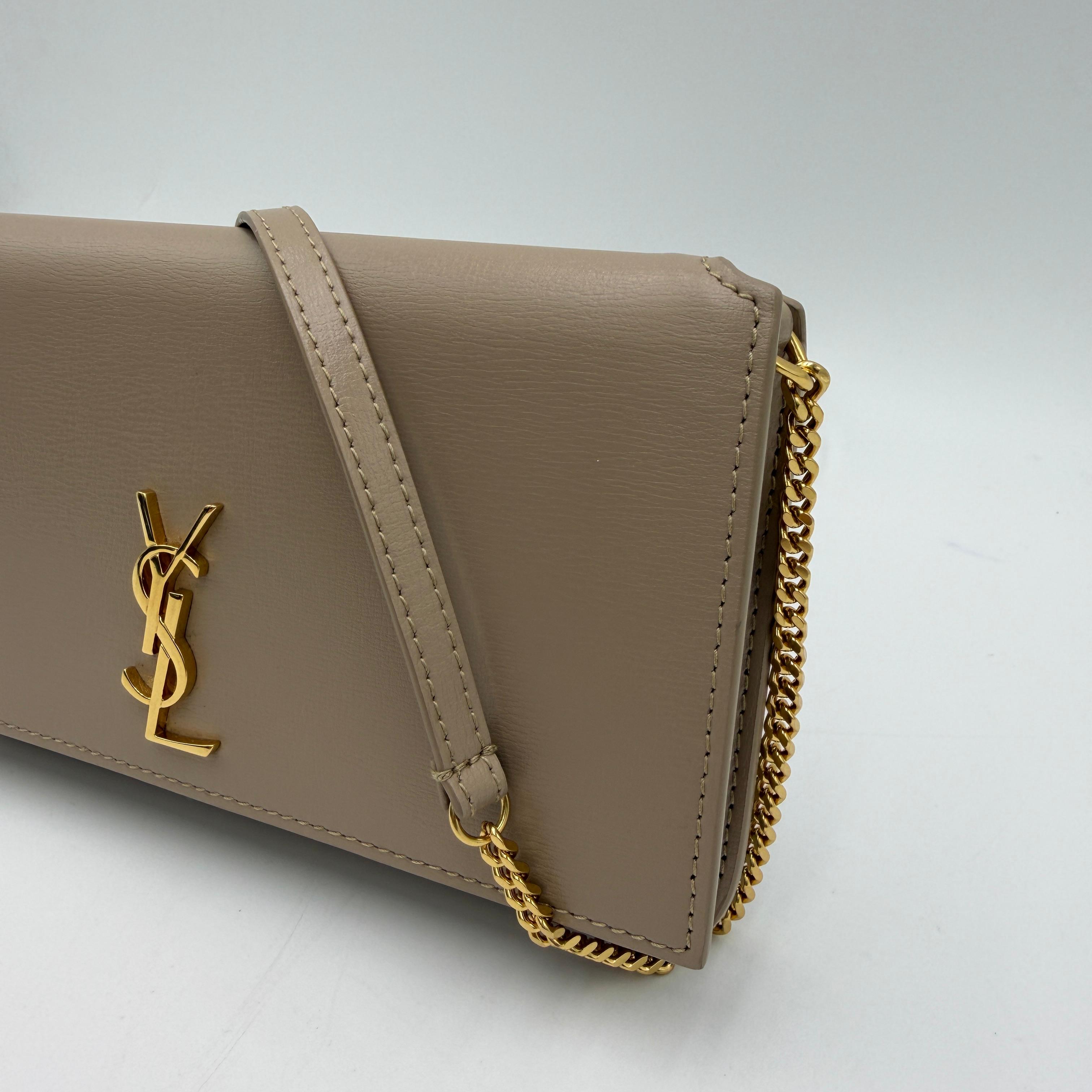 Bolso clutch con monograma New Pouch de Saint Laurent