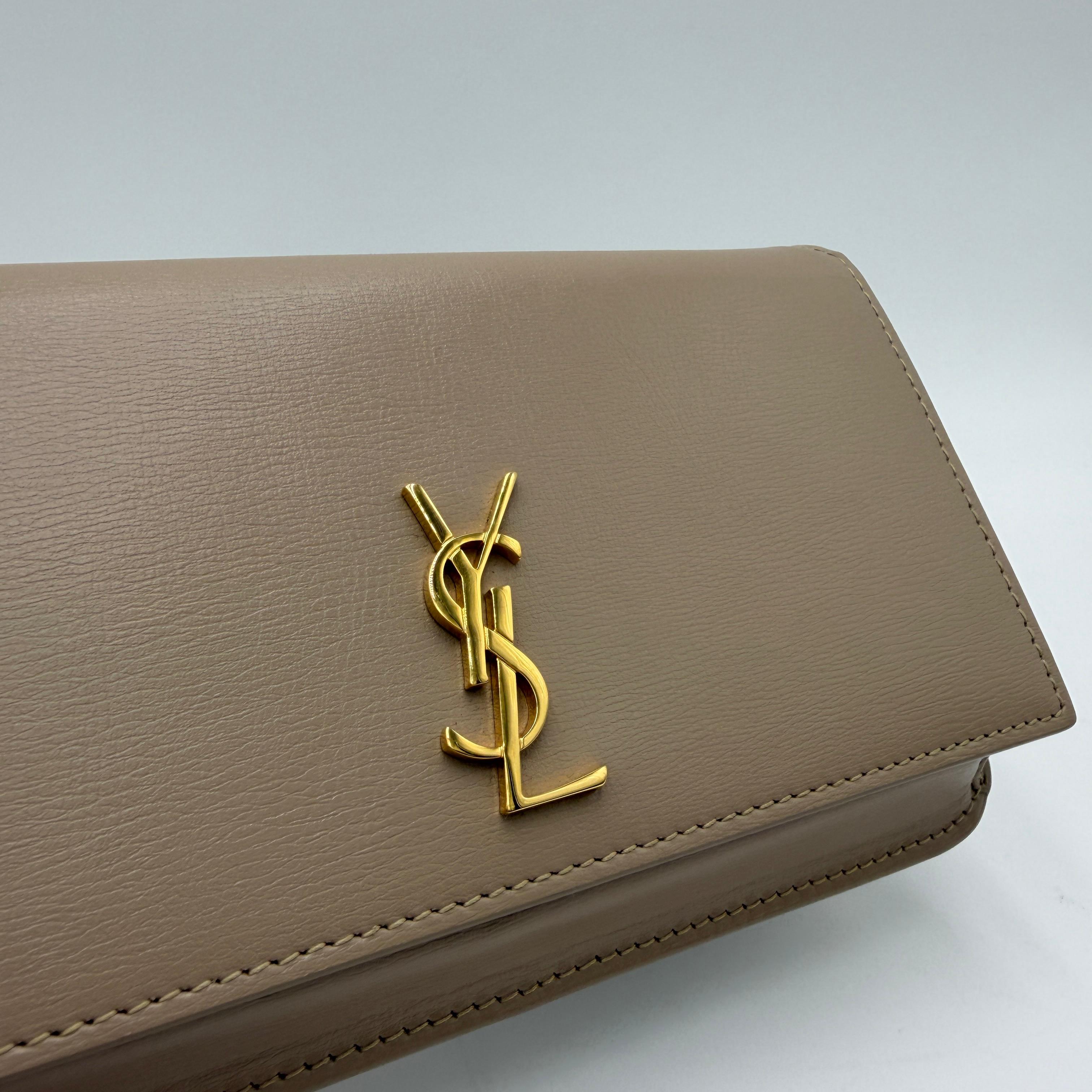 Bolso clutch con monograma New Pouch de Saint Laurent