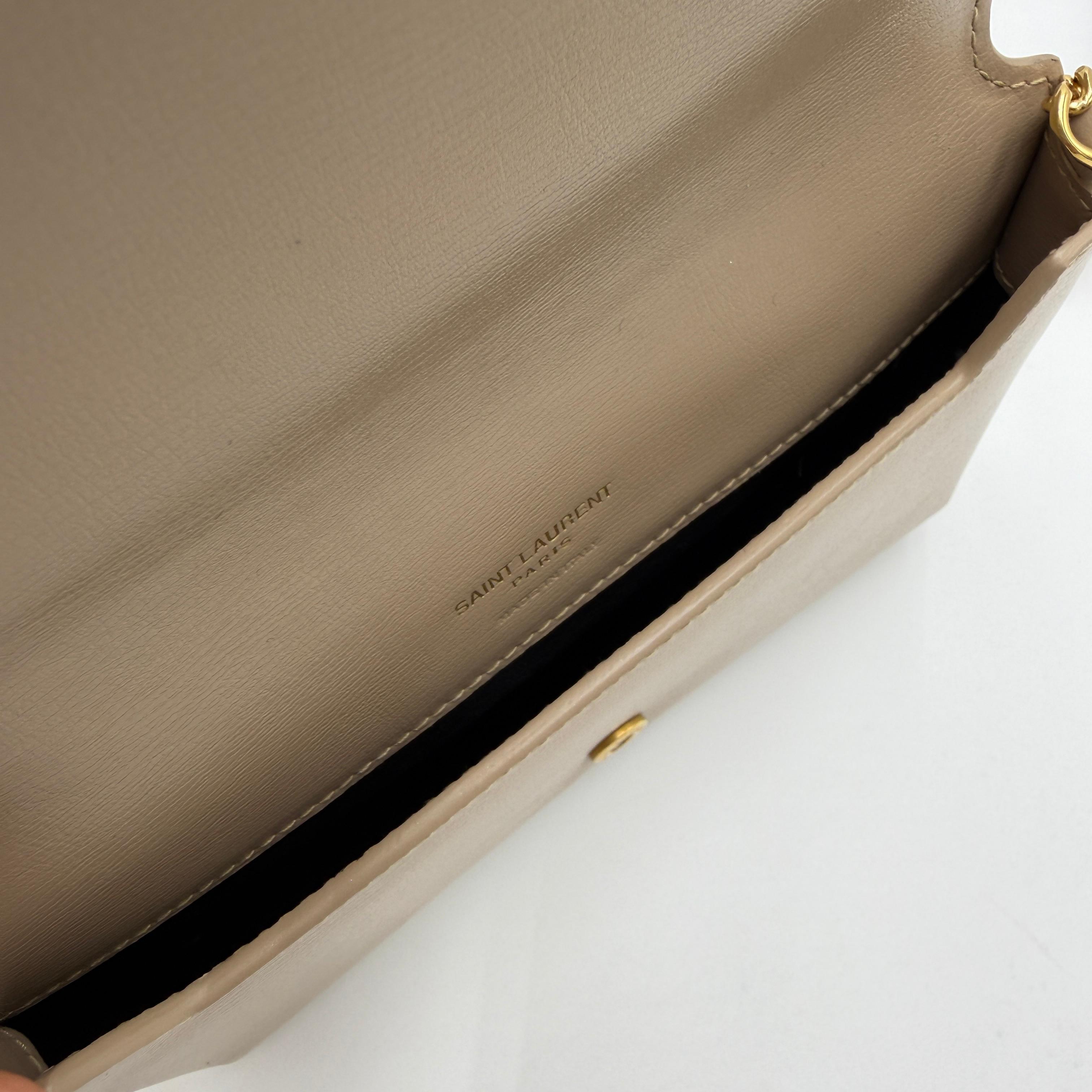 Bolso clutch con monograma New Pouch de Saint Laurent