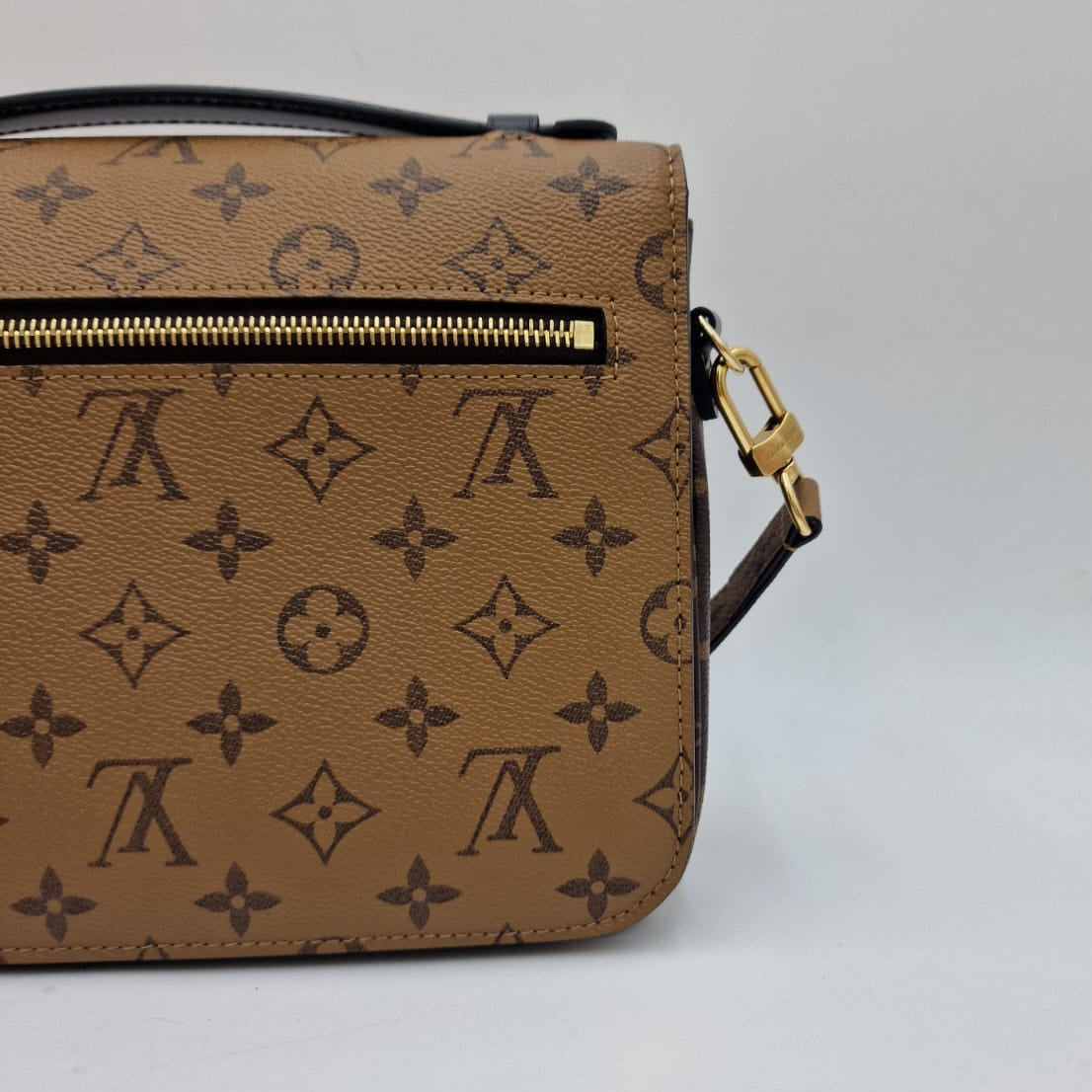 Louis Vuitton Pochette Métis Monogram Reverse