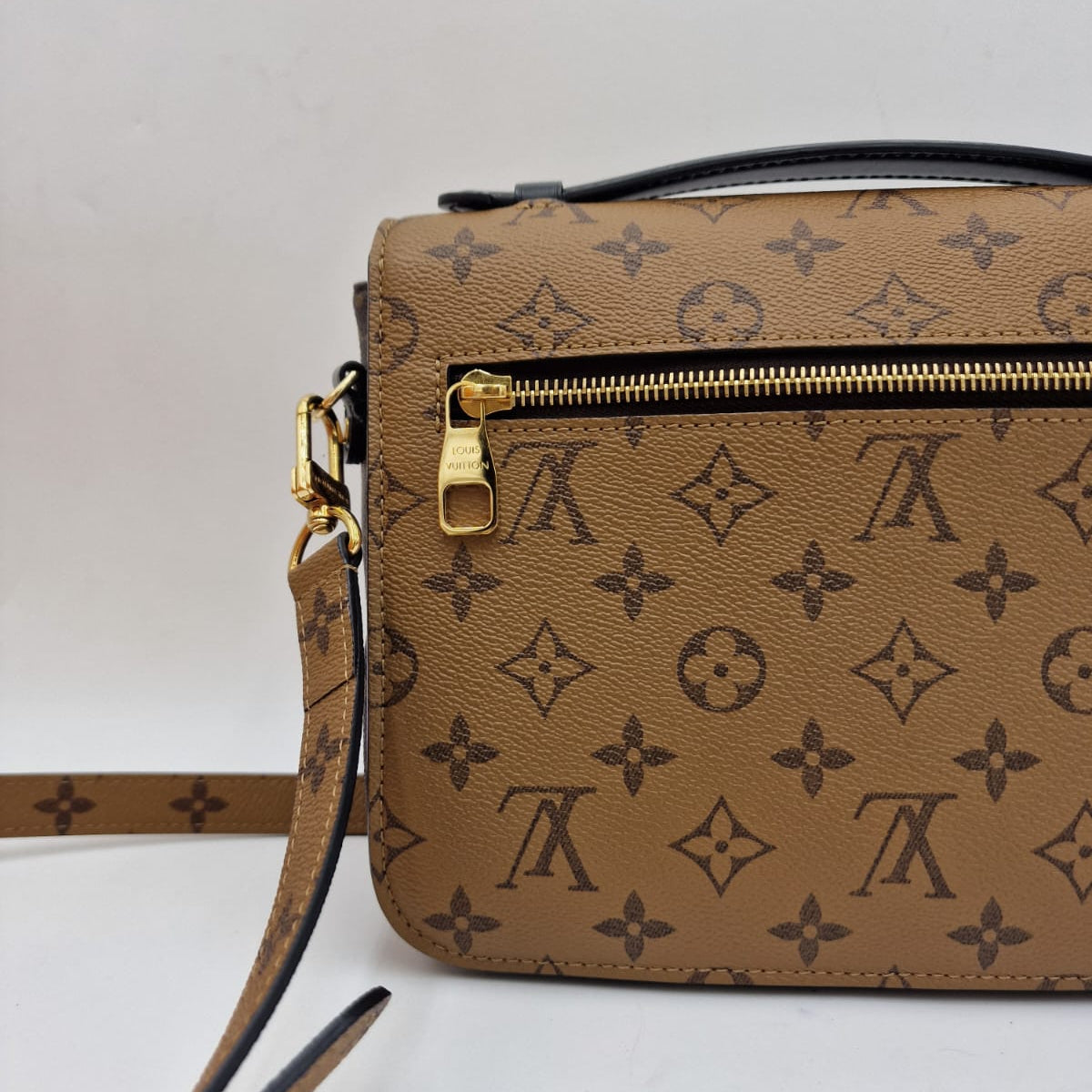 Louis Vuitton Pochette Métis Monogram Reverse