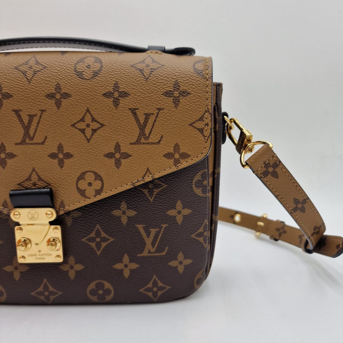 Louis Vuitton Pochette Métis Monogram Reverse