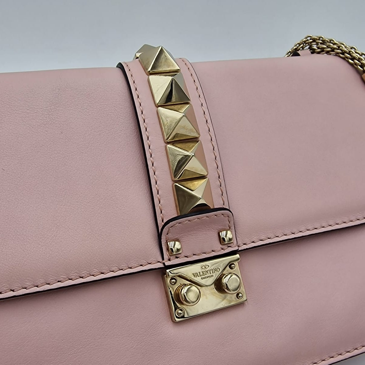 Cerradura Glam Rockstud de Valentino Garavani