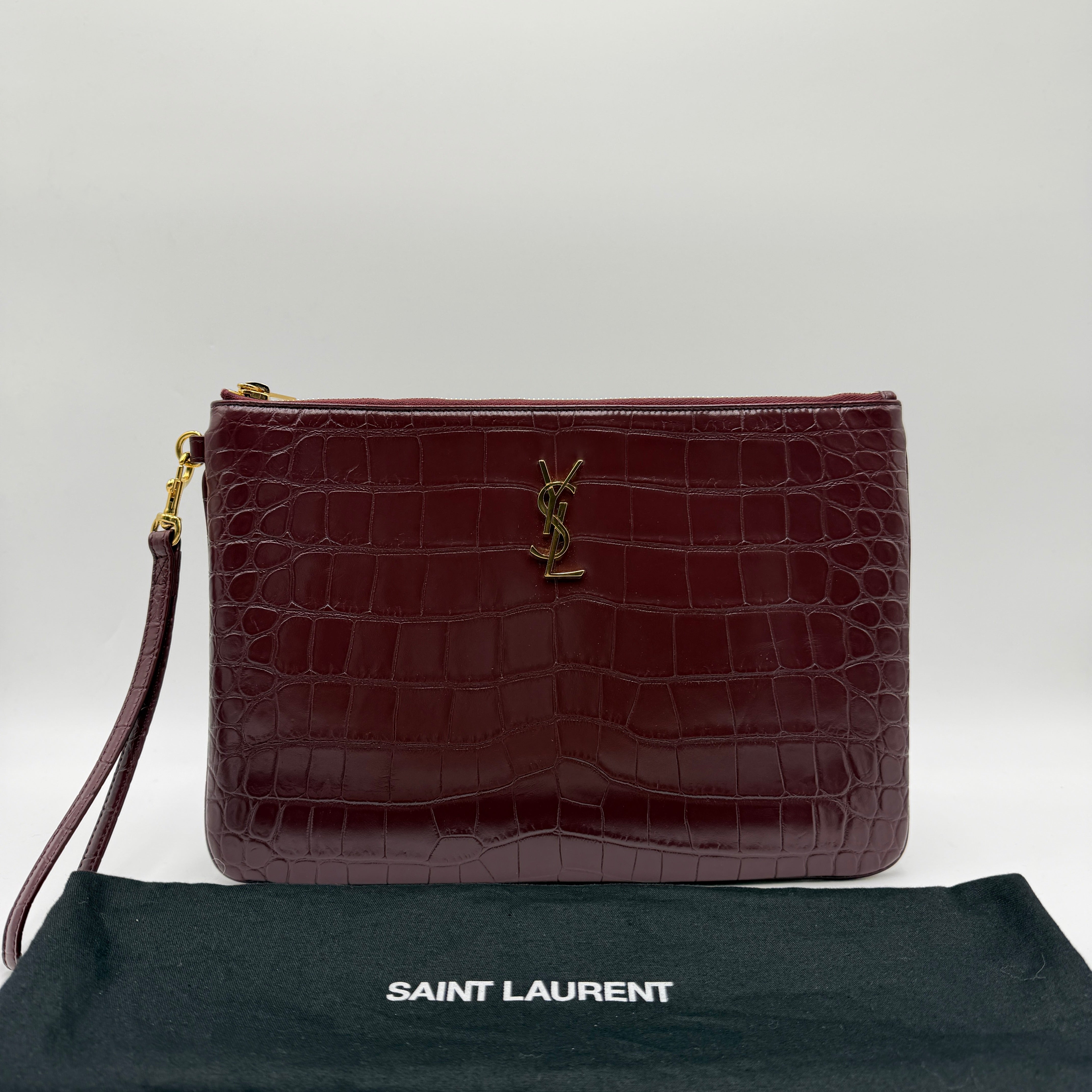 Bolso clutch con monograma New Pouch de Saint Laurent