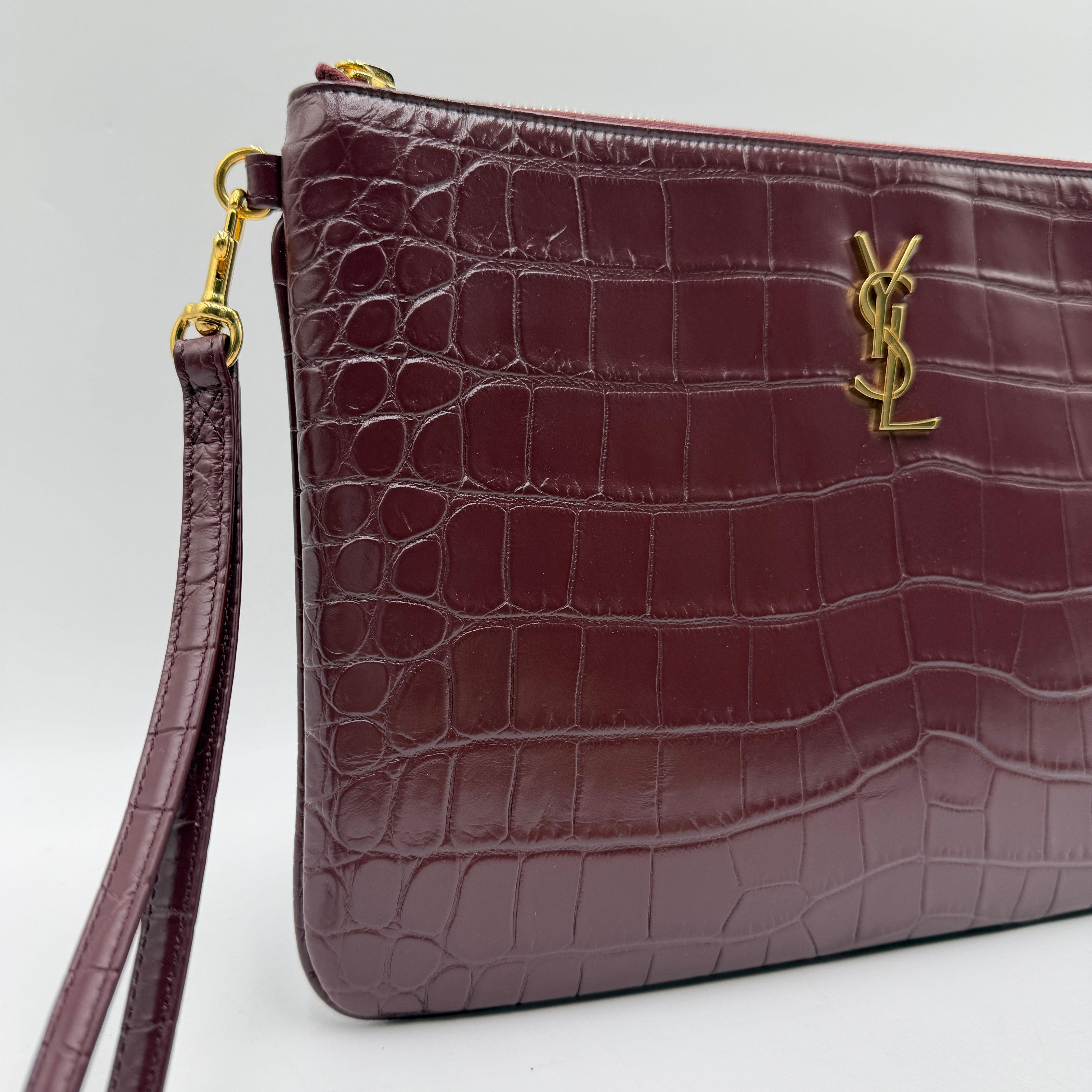 Bolso clutch con monograma New Pouch de Saint Laurent