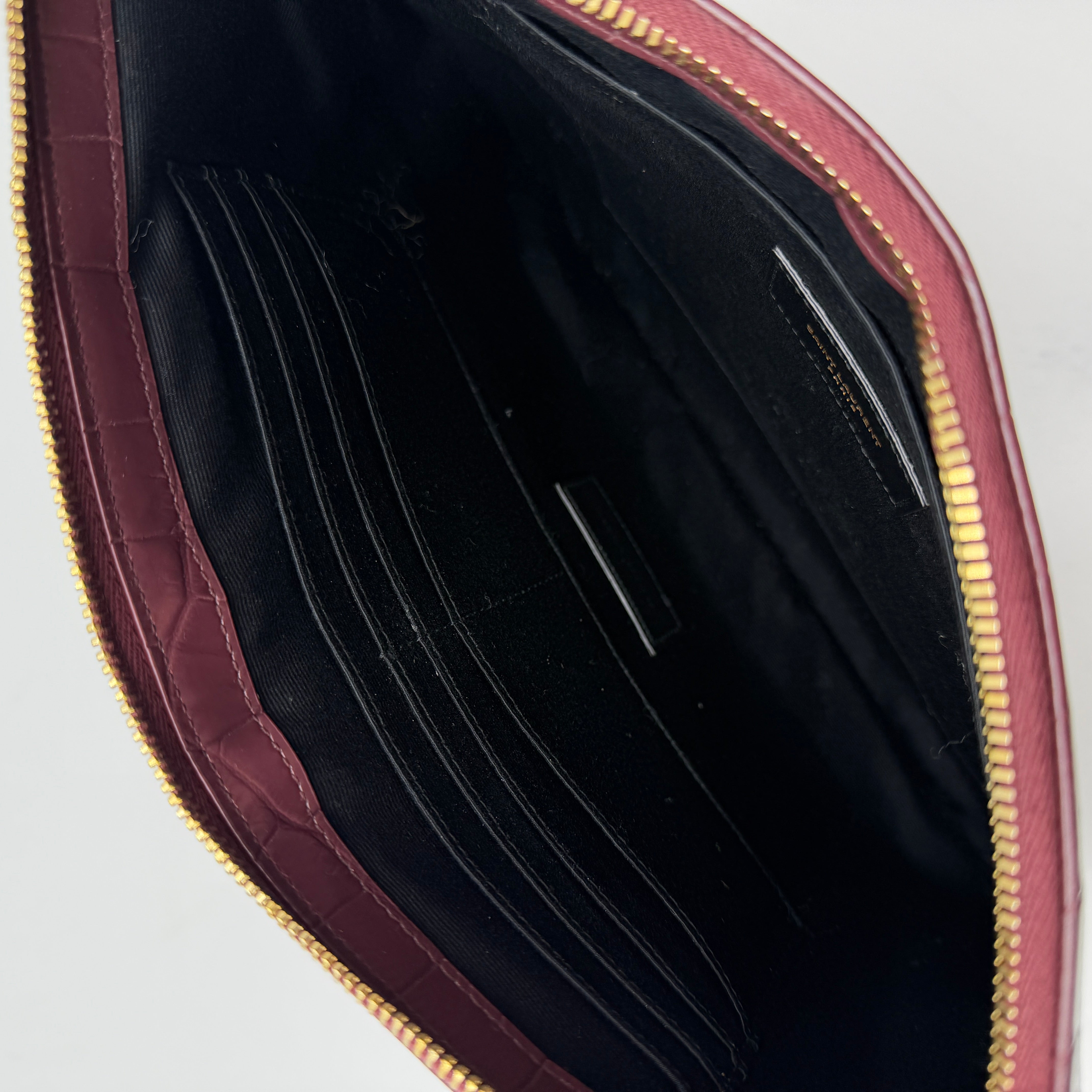 Bolso clutch con monograma New Pouch de Saint Laurent
