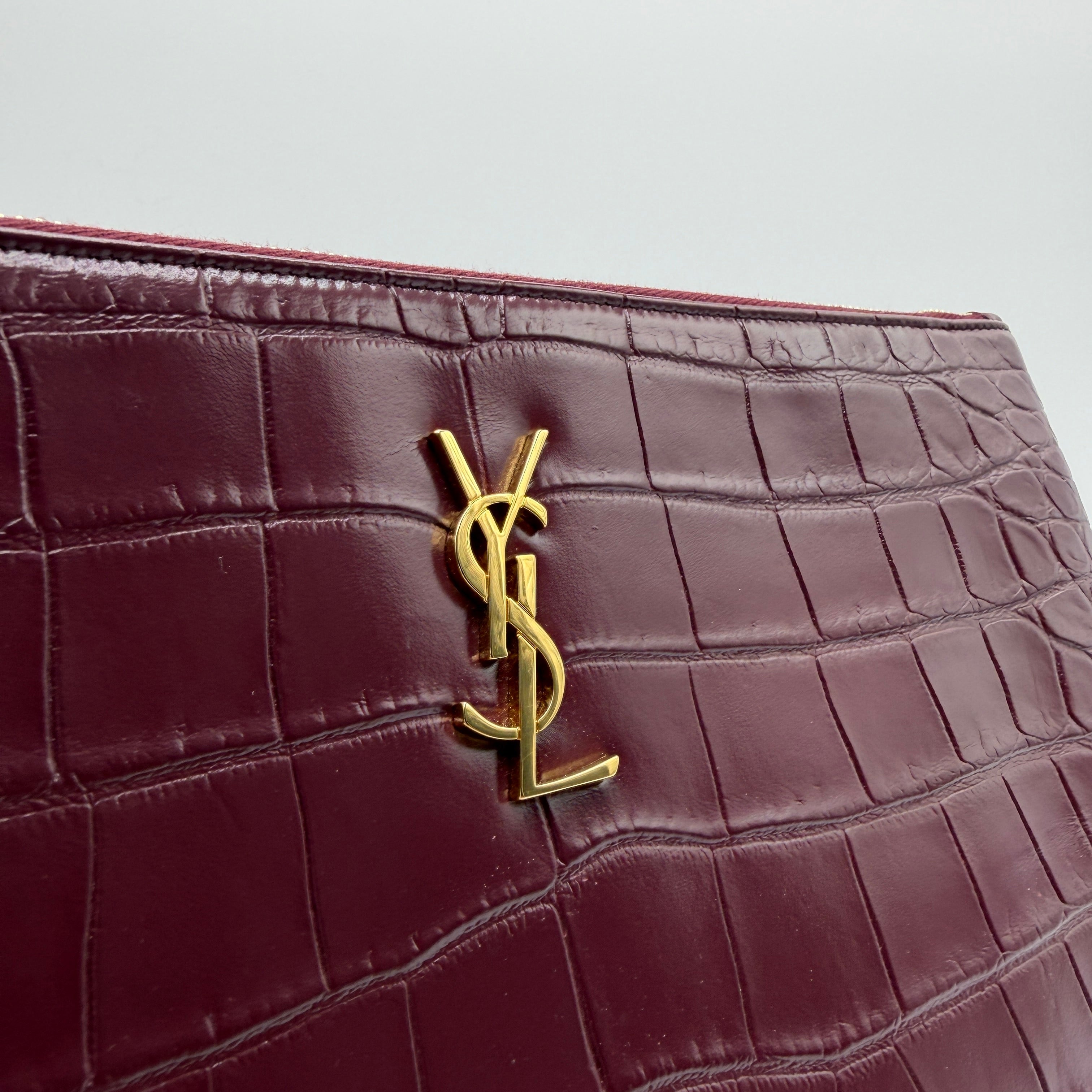 Bolso clutch con monograma New Pouch de Saint Laurent
