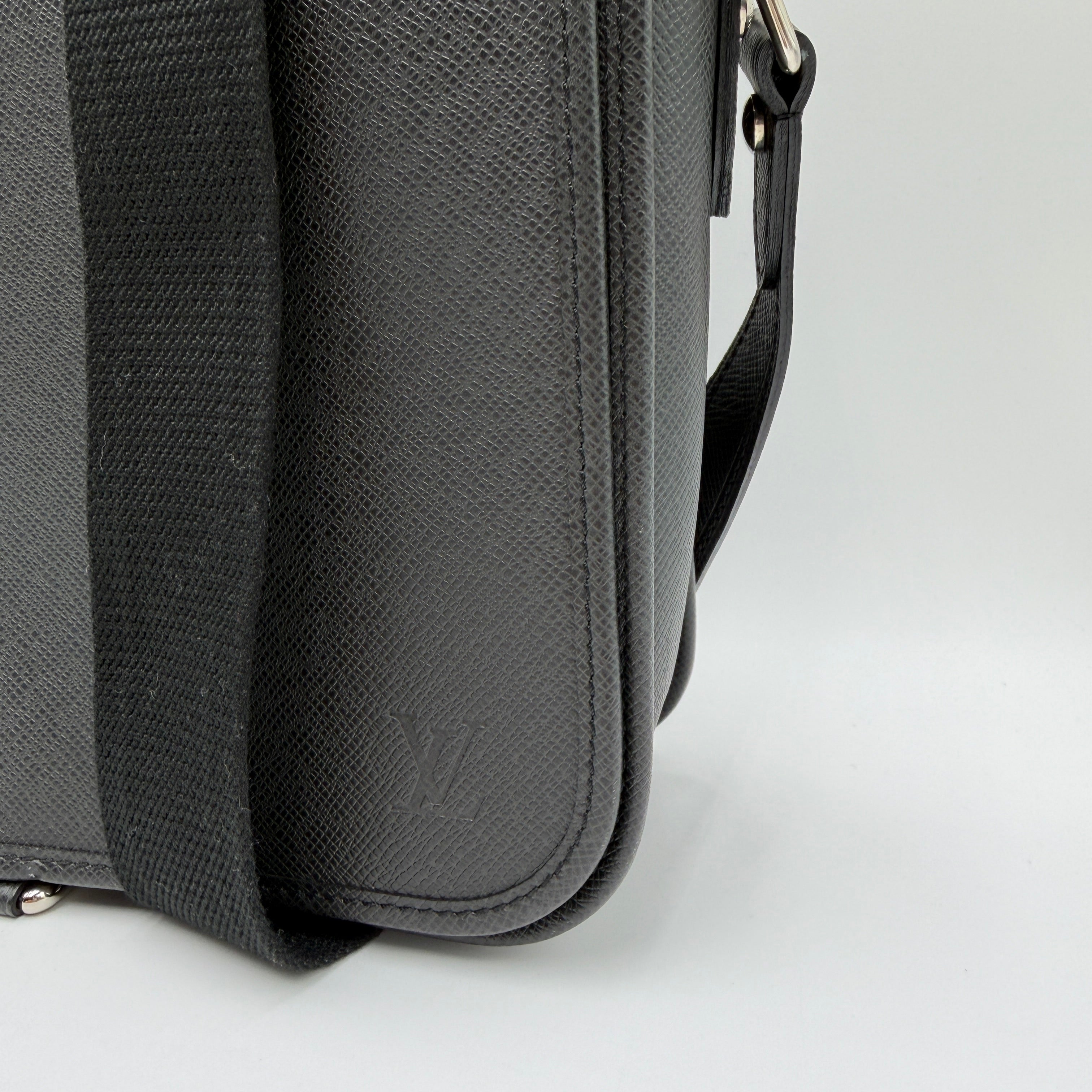 Louis Vuitton Taiga Andrei
