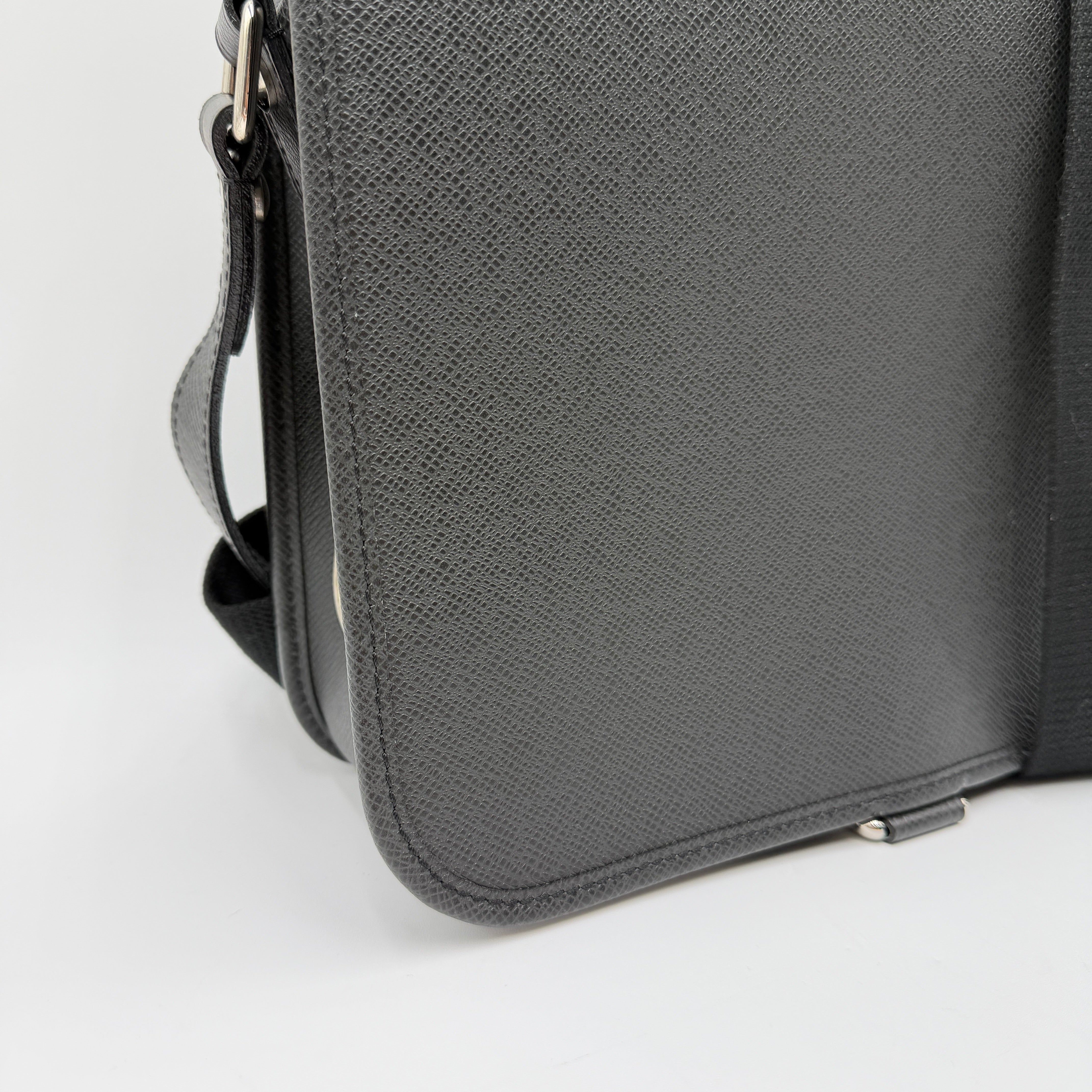Louis Vuitton Taiga Andrei