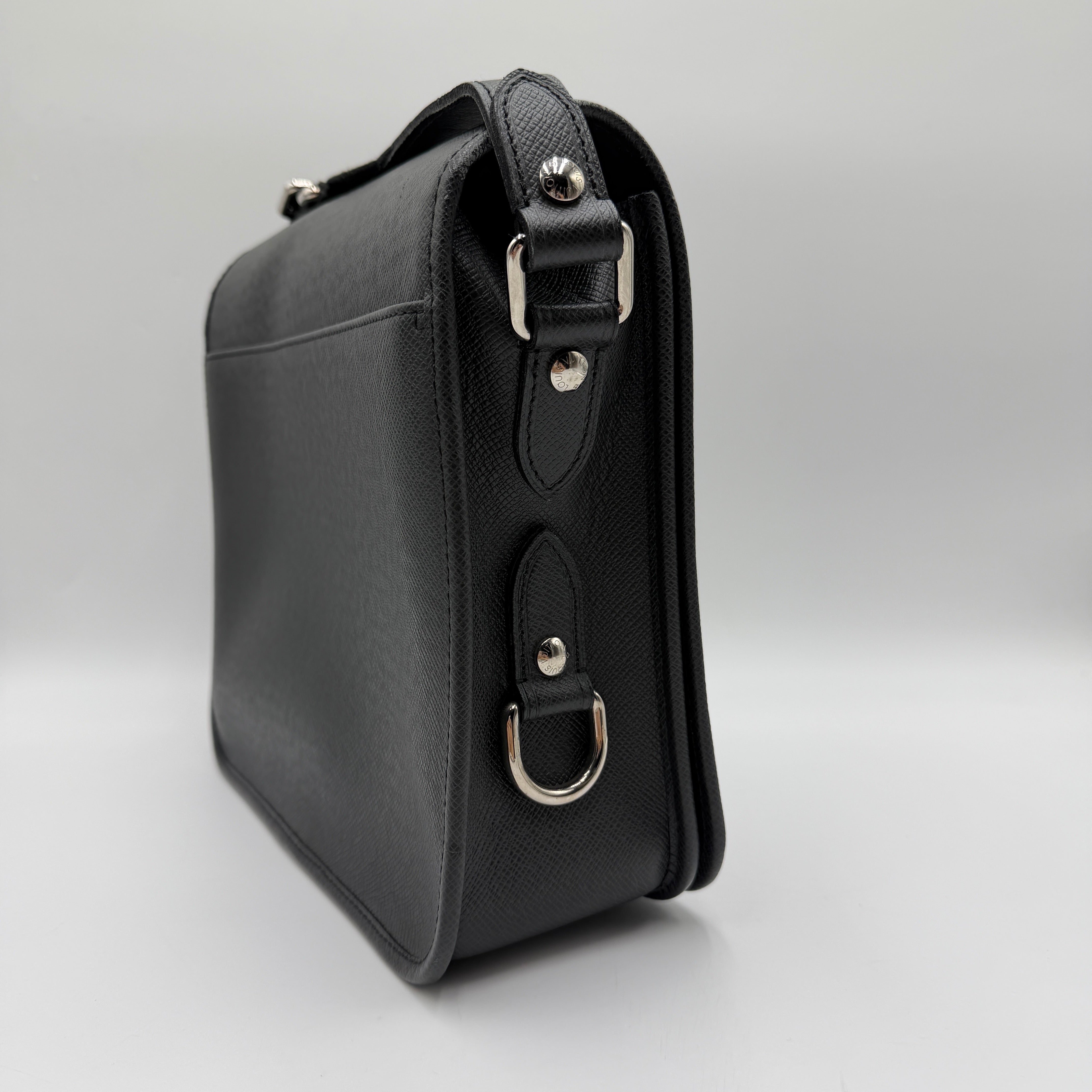 Louis Vuitton Taiga Andrei