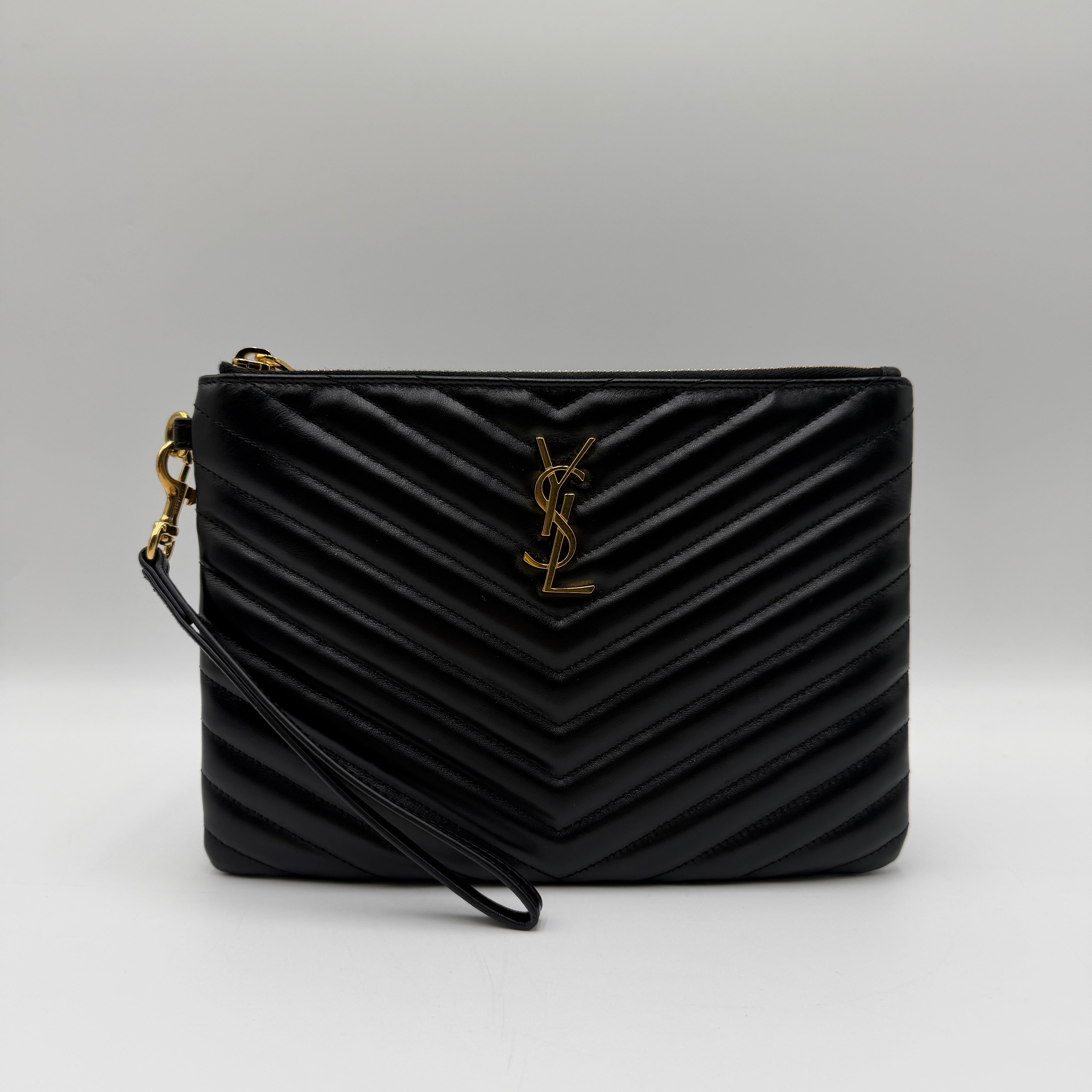 Bolso clutch con monograma New Pouch de Saint Laurent