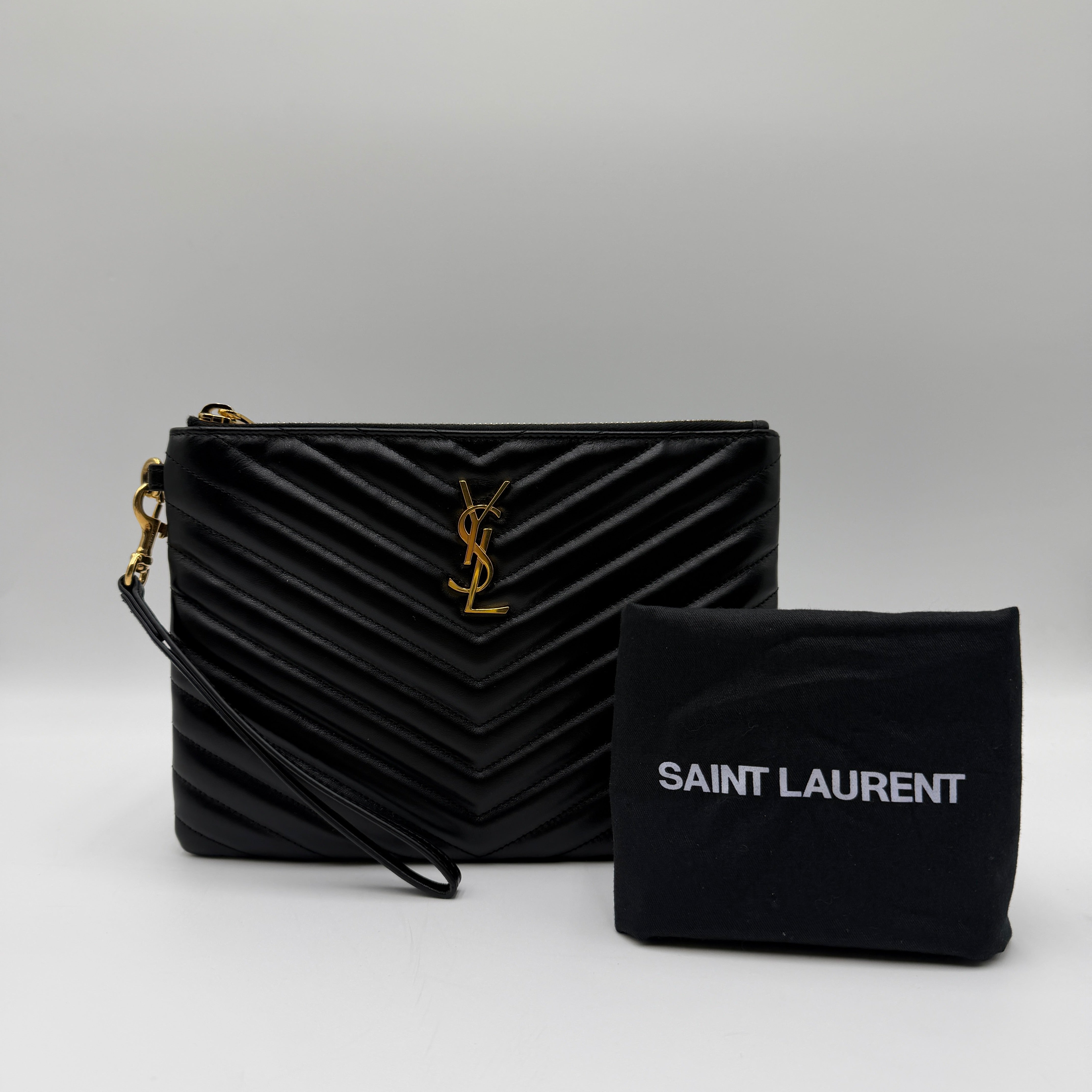 Bolso clutch con monograma New Pouch de Saint Laurent