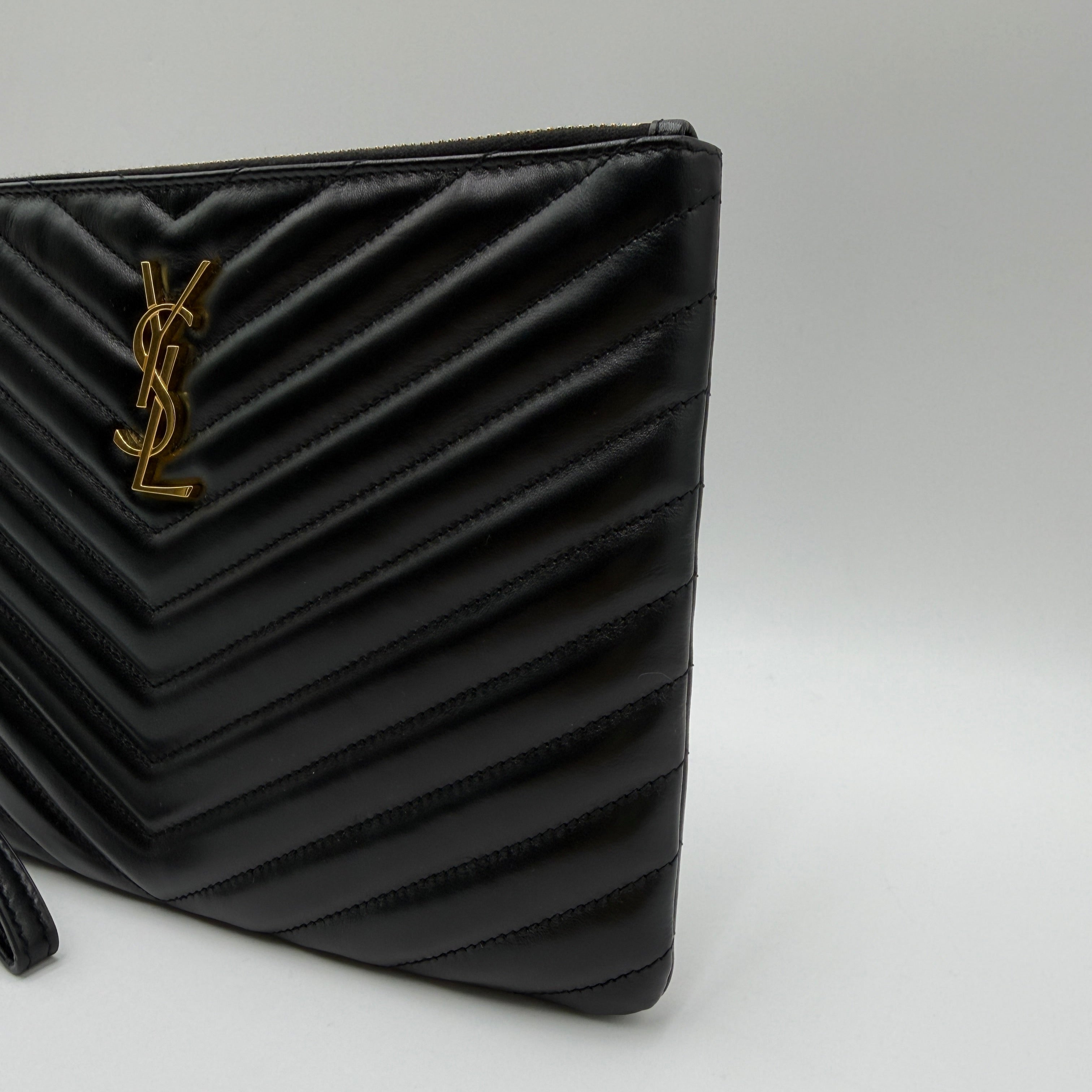 Bolso clutch con monograma New Pouch de Saint Laurent