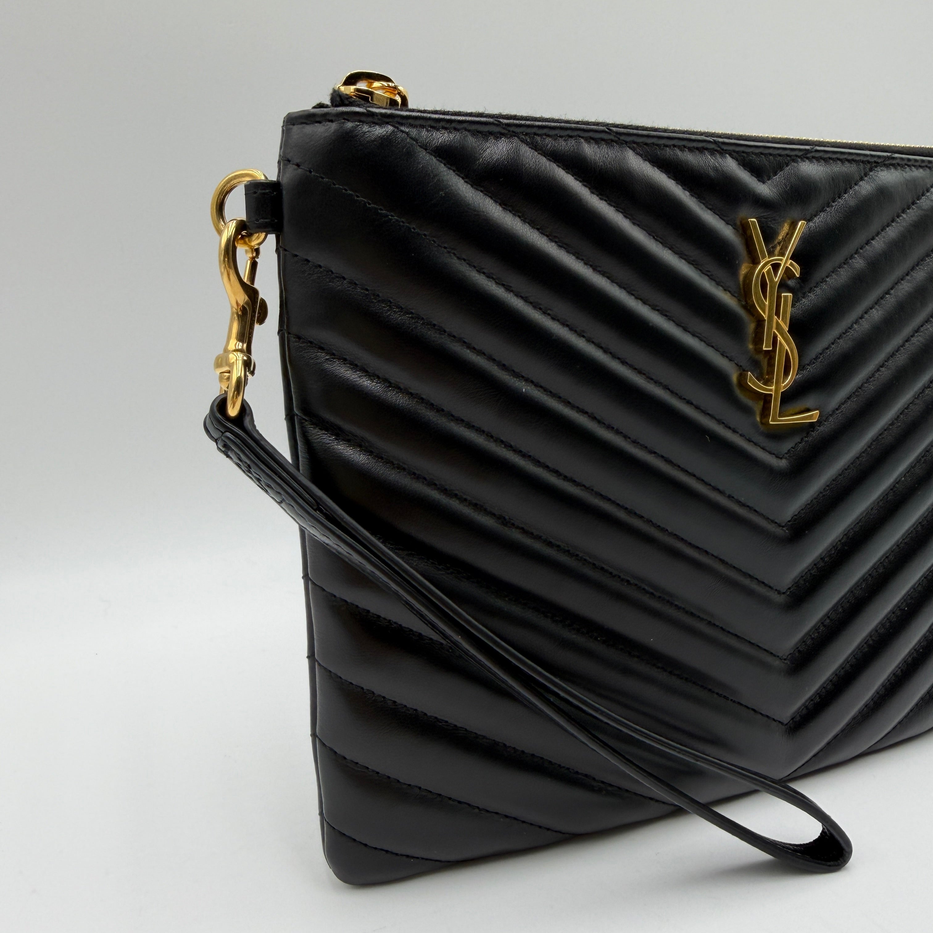Bolso clutch con monograma New Pouch de Saint Laurent