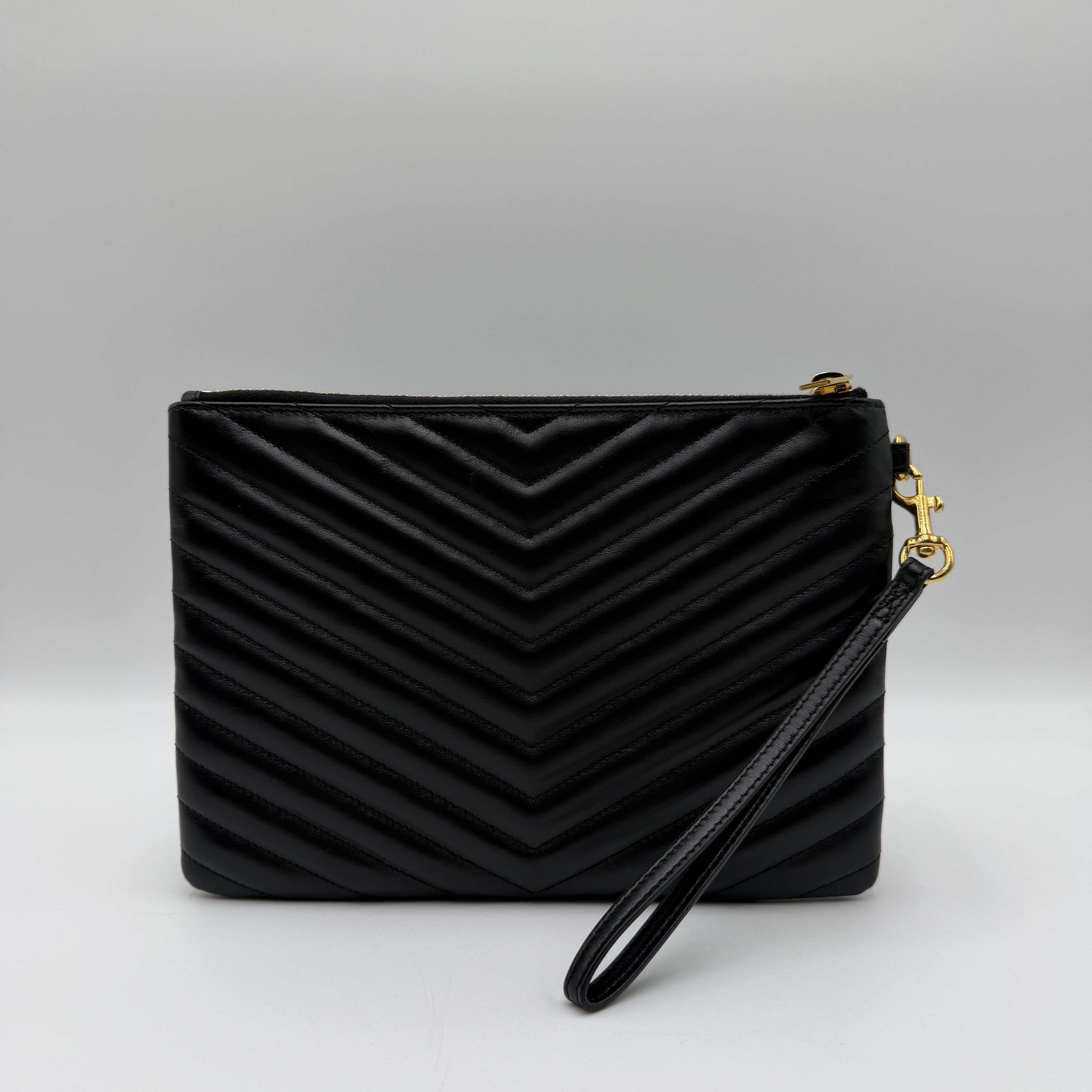 Bolso clutch con monograma New Pouch de Saint Laurent