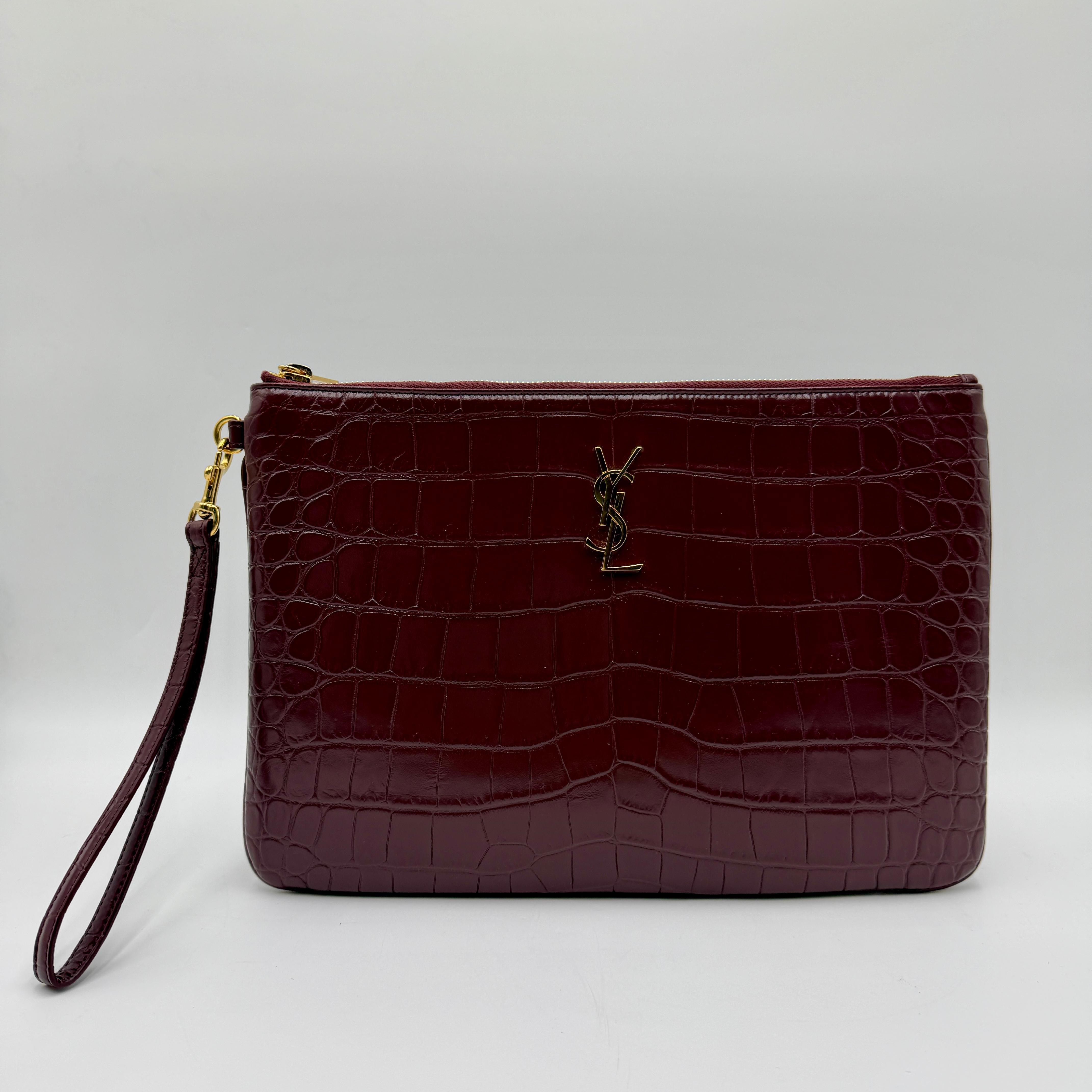 Bolso clutch con monograma New Pouch de Saint Laurent